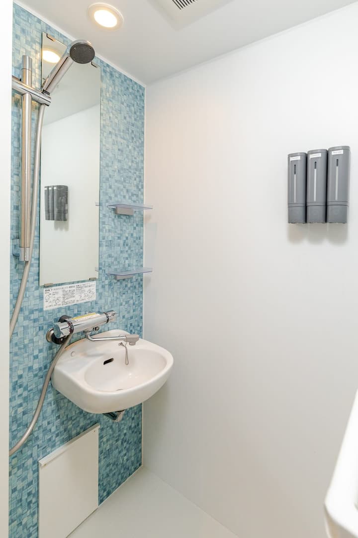 シャワールームです。ソープ類をご用意しております。