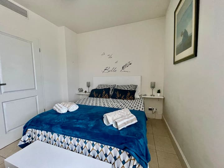 Master bedroom; Double bed, airconditioning, electric shutter. 