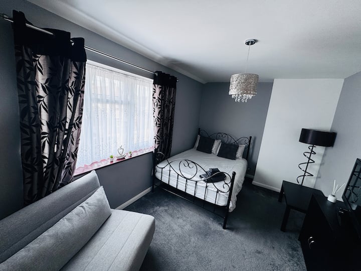 European Oasis Room | Free Parking - Barking