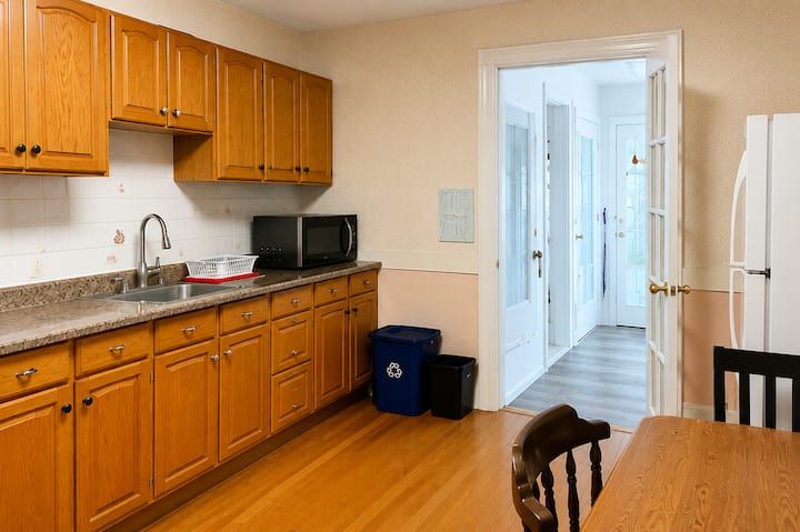 Cute 1 Br Apt, Private Separate Entrance, 1st Fl. - Malden, MA