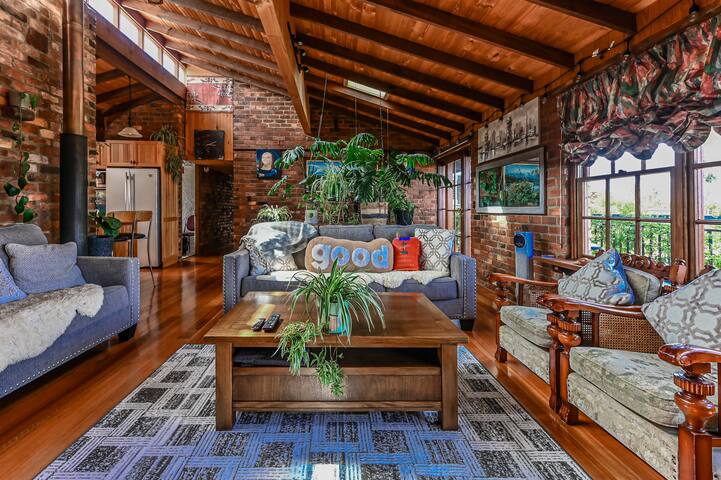 Two-Level Family Apt · Beach Nearby · 15min to CBD gallery image 2