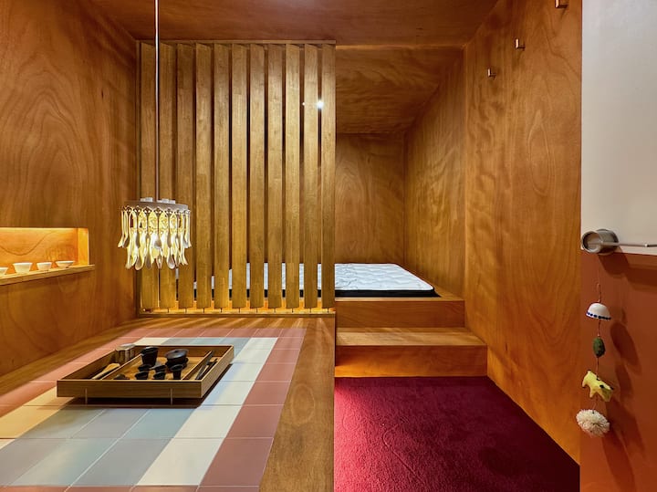 Събудете се в красивата дървена спалня и започнете деня си с радост, наслаждавайки се на ароматен традиционен чай в чайната, където традицията и природата се събират.