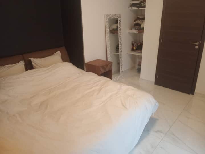 Cama king size 180 x 200 con baño privado en la habitación+ ducha italiana xxl 120 cm+ inodoro+mueble sdb+ Vestidor+Acceso a través de una puerta ventana a la terraza exterior del piso del lado sur del piso de arriba con vistas a los Pinos/ la Piscina y el Jardín ajardinado
