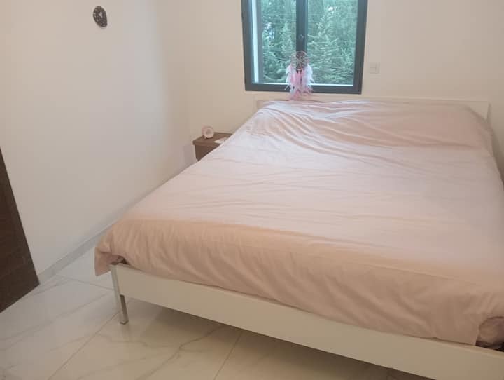 Suite n.º 3 de la planta sureste que consta de un baño con plato de ducha XXL/ WC suspendido/mueble de baño y espejo privado también están disponibles en cada uno de los 5 dormitorios para que cada uno de los habitantes de la Villa tenga su intimidad