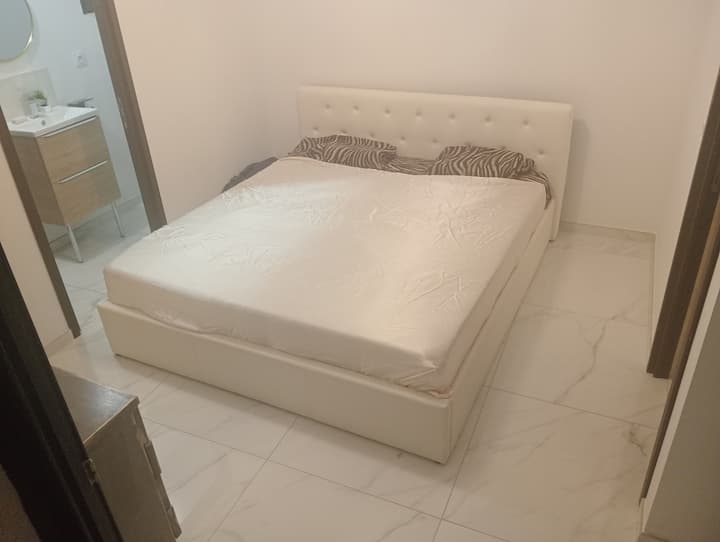 Cama king size 180 x 200 con baño privado en la habitación+ ducha italiana xxl 120 cm+ inodoro+mueble sdb+ Vestidor+Acceso a través de una puerta ventana a la terraza exterior del piso del lado sur del piso de arriba con vistas a los Pinos/ la Piscina y el Jardín ajardinado