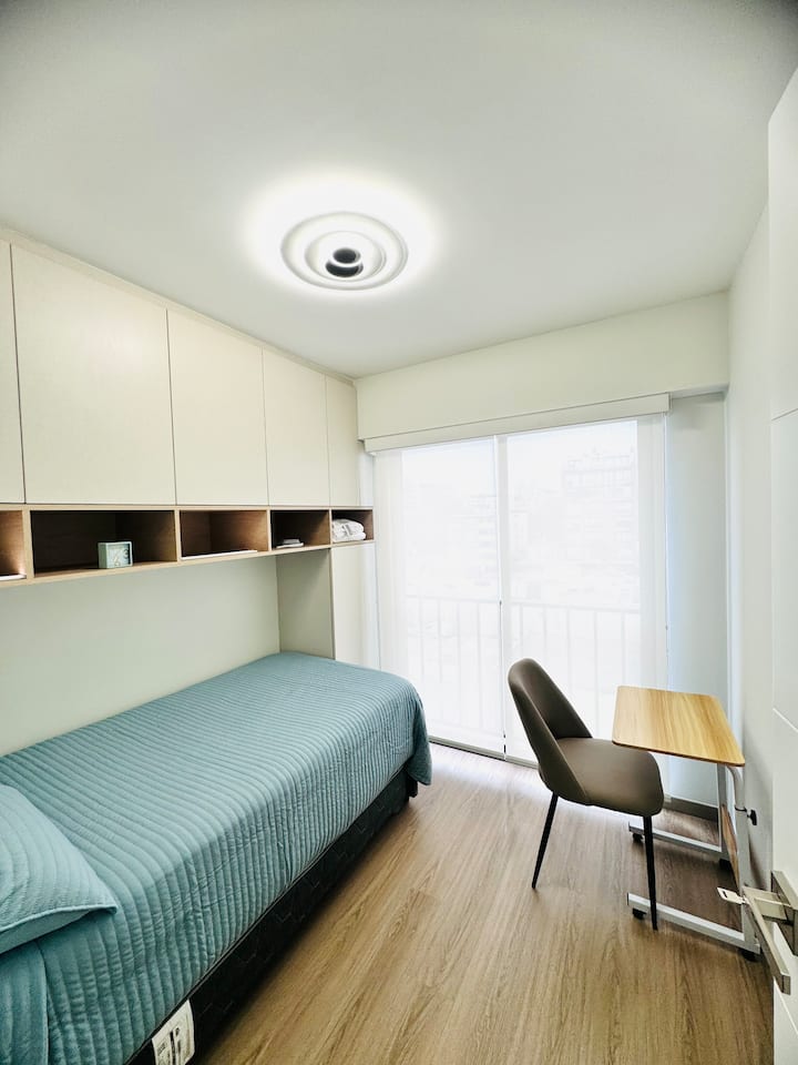 një tavolinë celulare për laptopin tënd. (përfshi një dollap të plotë me hapësirë dhe një verandë shtesë për varëse rrobash , perde me dy rrota: të errëta për pushim të plotë).