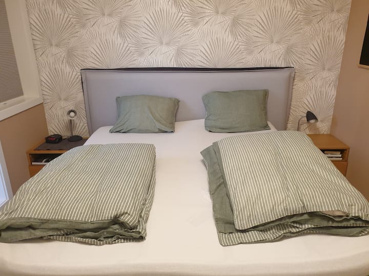 180 × 200 str על מיטה זוגית.