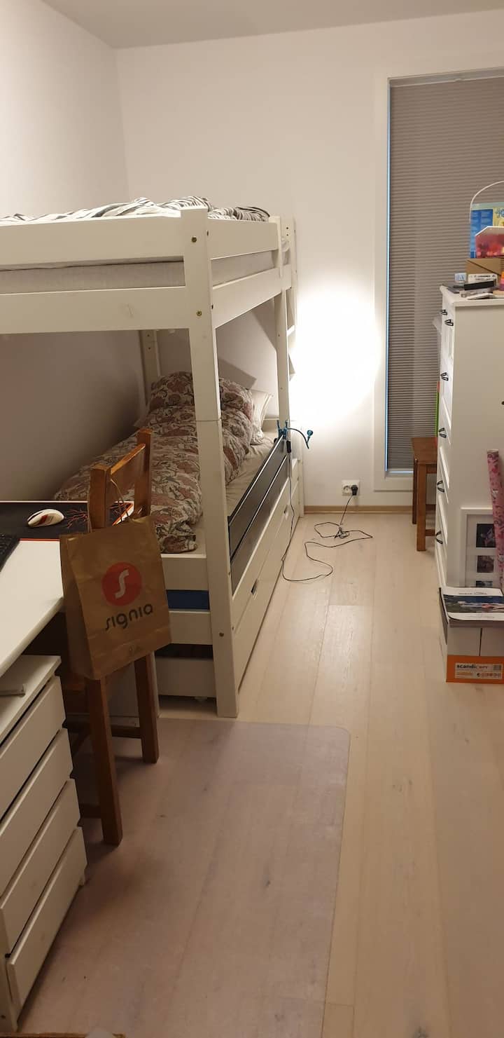 מיטת קומתיים עם סוס מיטה במיטה התחתונה.
וילון מואר. 