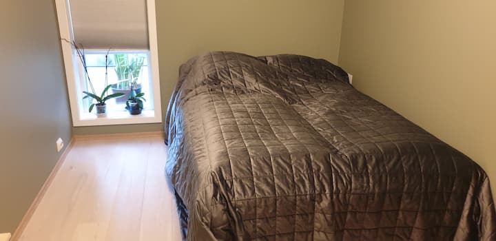 מיטה רכה בגודל 150 × 200 ס"מ.
ארון בגדים,
וילון נפתח בהיר.