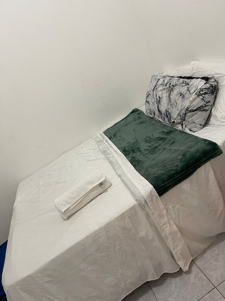 Nous avons préparé pour vous un lit queen, avec un protecteur imperméable à l'eau, des draps 100% coton, hypo allergènes, une courtepointe douce, des oreillers moelleux, des serviettes en coton pour le corps et le visage.