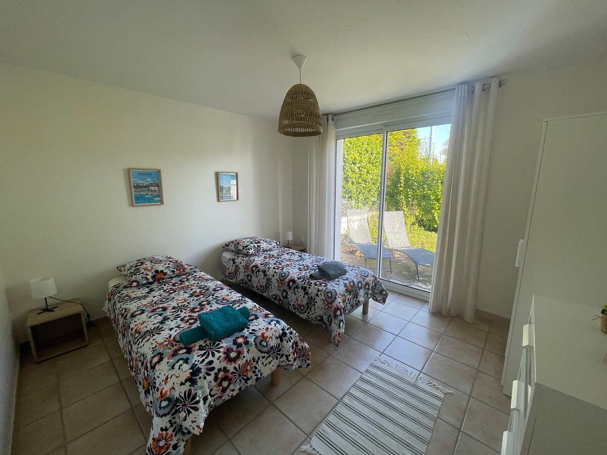 คุณมีตัวเลือกระหว่างเตียงเดี่ยวสองเตียงหรือเตียงคู่ 