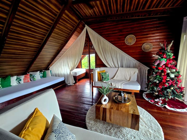¡Sala de estar en el segundo piso y vistas al volcán!  Contamos con un diván extragrande personalizado y 2 sofás. #WarmHospitality #GlobalFamily
