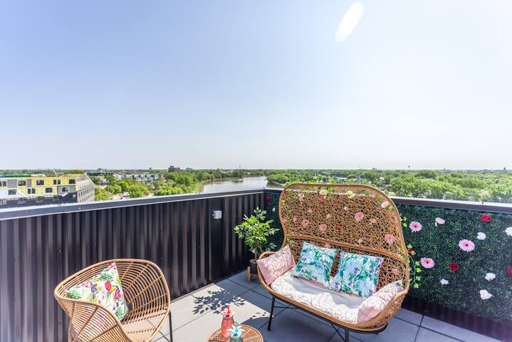 River Penthouse private rooftop! gallery image 3