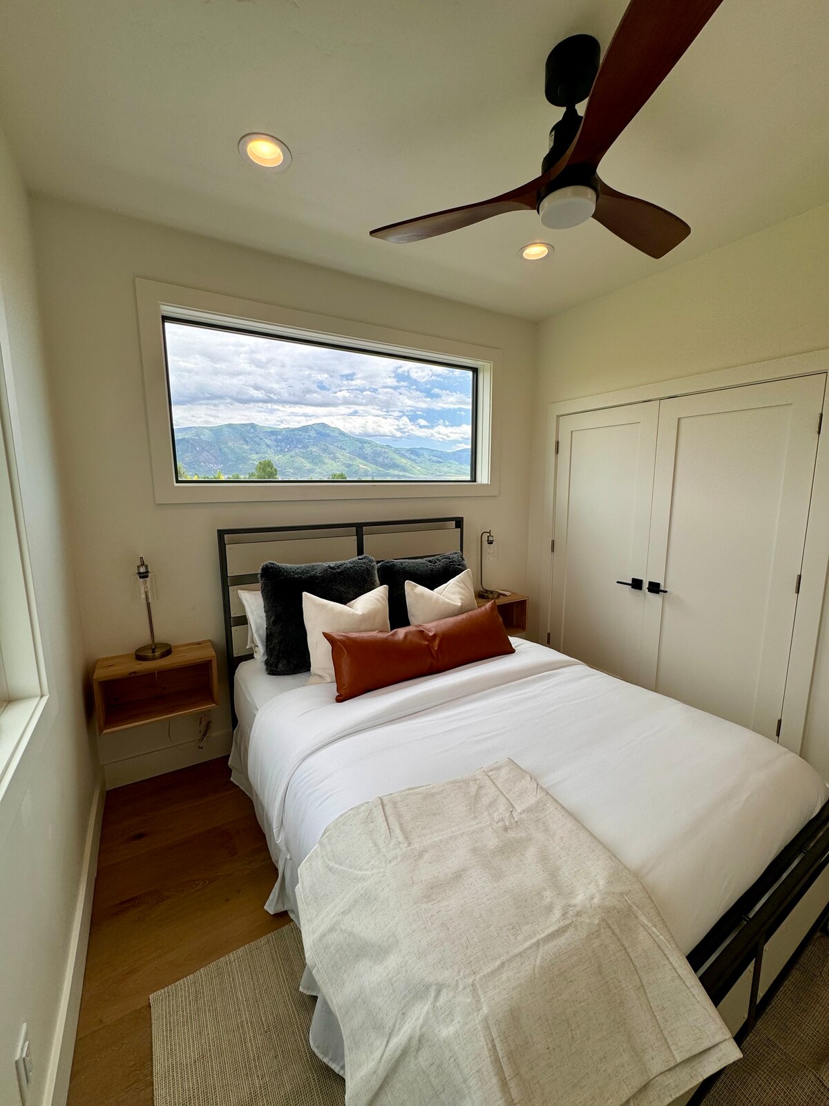 Relaxing barndominium w/ view