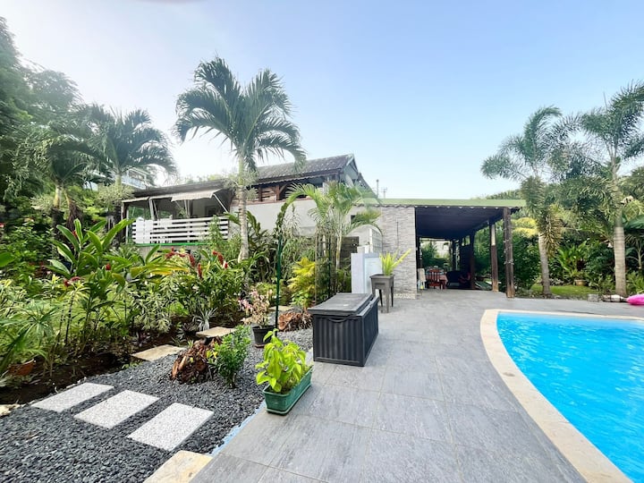 Pavé fleurie villa with swimming pool, air-conditioned bedrooms.