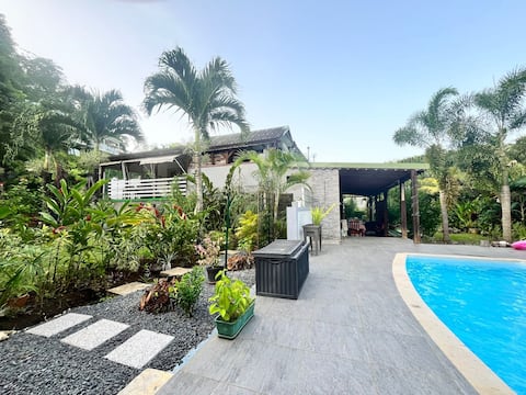 Pavé fleurie villa with swimming pool, air-conditioned bedrooms.