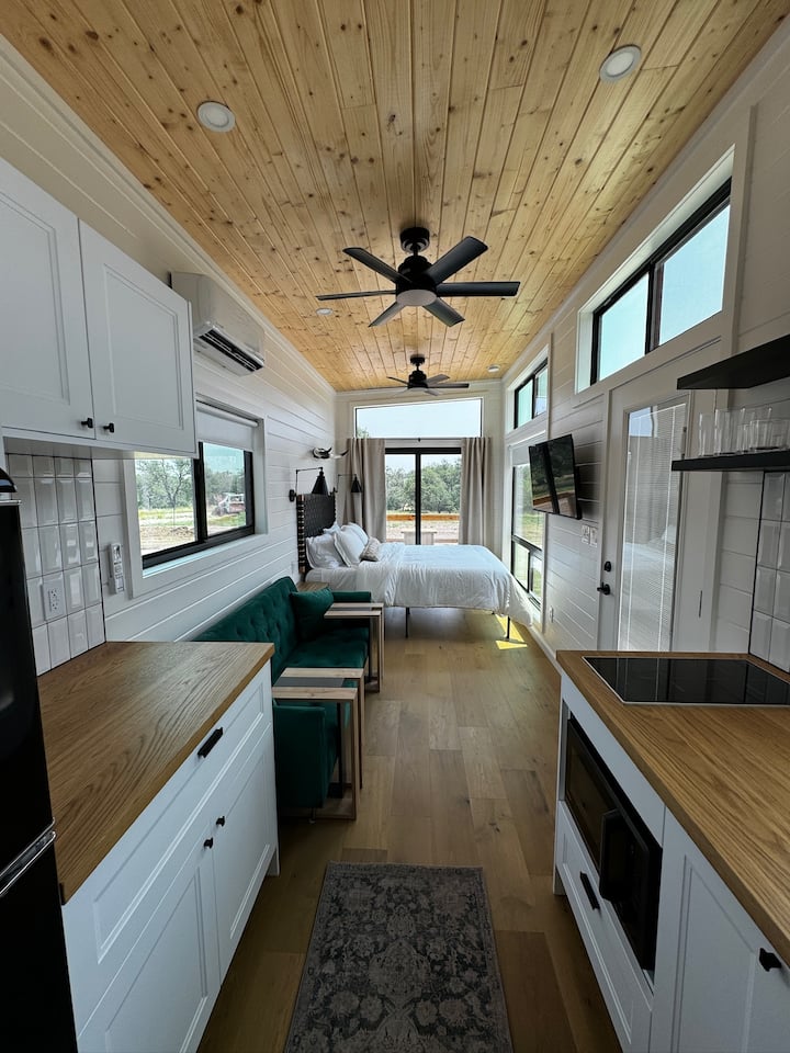 Esta es nuestra unidad Cactus que cuenta con un dormitorio tamaño queen con enormes ventanas que se abren al patio, revelando impresionantes vistas al país de la colina mientras te despiertas cada mañana. 