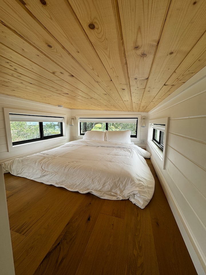 Este es el segundo loft de cama tamaño queen en Blue Moon (Unidad 2).