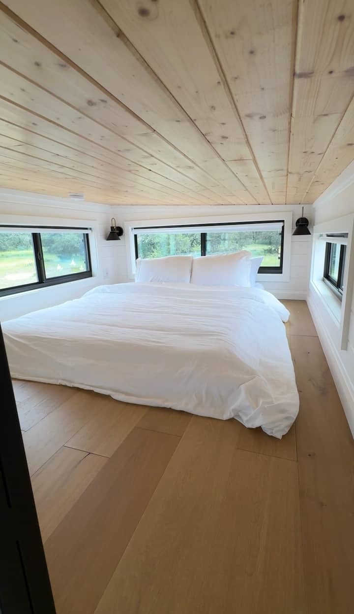 Esta es la segunda cama queen en el loft de la Unidad 3 (Wildflower).