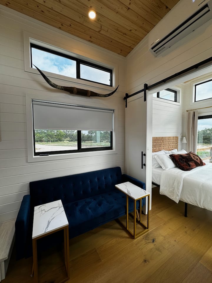 Esta es Blue Moon (Unidad 2) que cuenta con un dormitorio tamaño queen con enormes ventanas que se abren al patio, revelando impresionantes vistas al país de la colina mientras te despiertas cada mañana. 