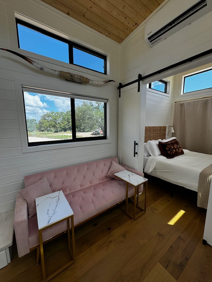 Esta es nuestra unidad Wildflower (Unidad 3) que cuenta con un dormitorio tamaño queen con enormes ventanas que se abren al patio, revelando impresionantes vistas al país de la colina mientras te despiertas cada mañana. 