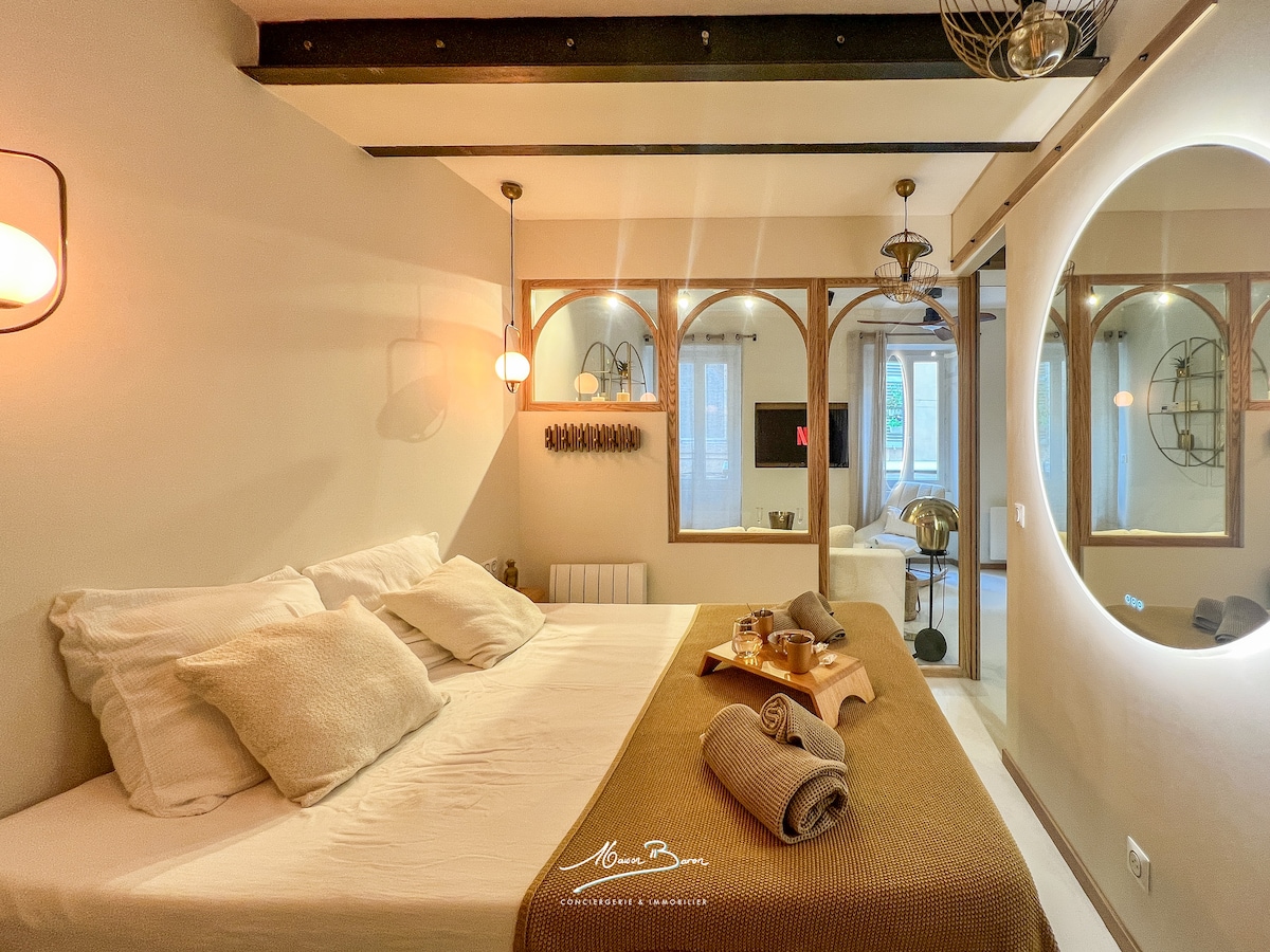 Každý detail v izbe je prepracovaný: prémiová posteľná bielizeň, dobre zvolené svietidlá, mäkké textúry a harmonické materiály.