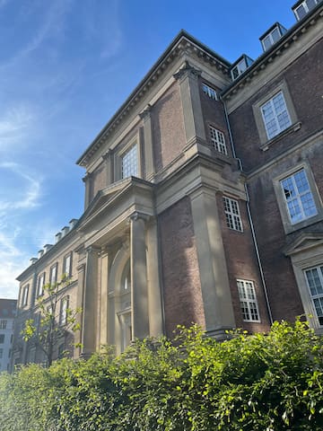 Luksuslejlighed i 2 etager i central palæbygning