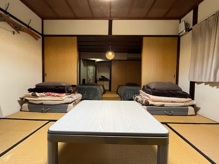 Do spálne 2 poskytneme až 3 sady matracov.
2 lôžka v spálni 1 a matrac v spálni 2
Môžete spať v posteľnej bielizni pre celkovo 5 osôb s 3 súpravami.