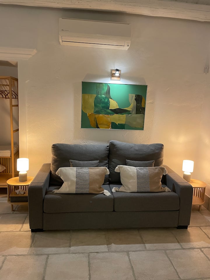 Მყუდრო და ნათელი მისაღები ოთახი ელეგანტური დეკორითა და დივნით, რომელიც ადვილად გარდაიქმნება კომფორტულ ორადგილიან საწოლად. Იდეალურია დღისით დასვენება და მშვიდი ღამის გატარება საცხოვრებლის კომფორტითა და მომხიბვლელობით.