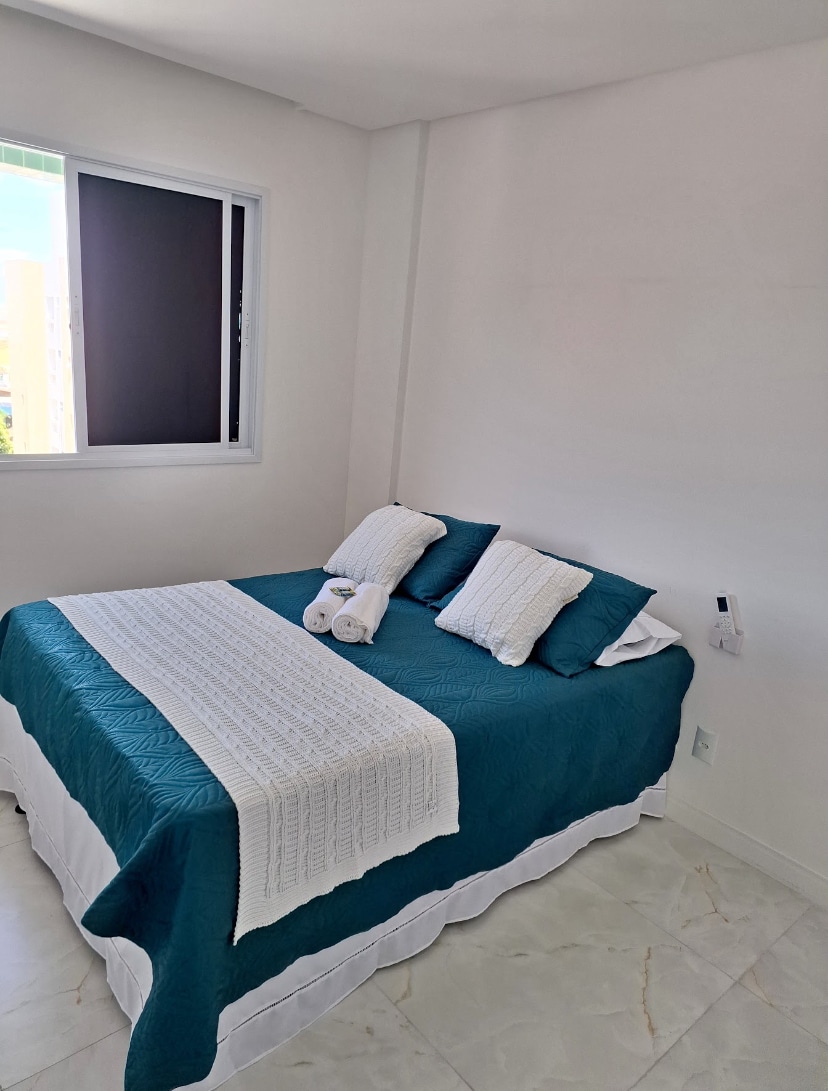 חדר עם מיטה זוגית 