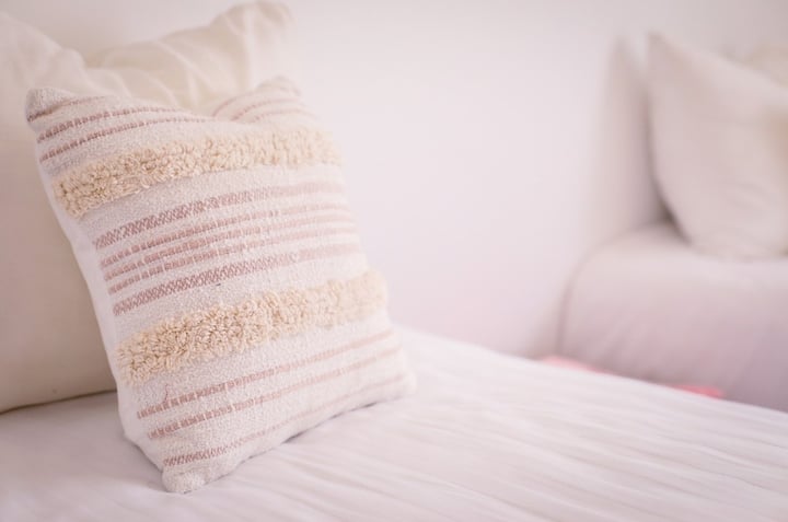 Udobna spavaća soba s dva jednostruka kreveta, savršena za djecu ili prijatelje. Topla atmosfera, posteljina je osigurana.