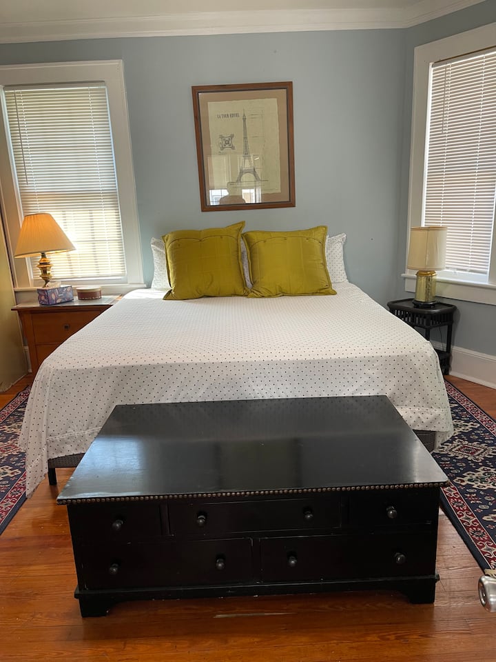 King Size Bed 1 Bed Apt: W/d Full Kit Big Saving $ - Greenville, SC