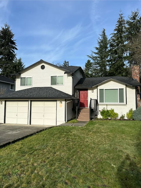 Quiet Bothell Tri-Level with Central AC