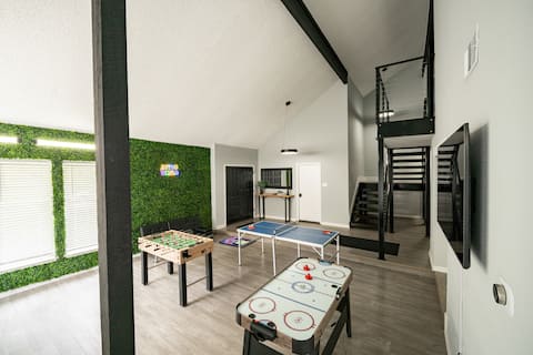 Successful Airbnb property: Caesar’s Casa: Game Room with Poker Loft in Alief