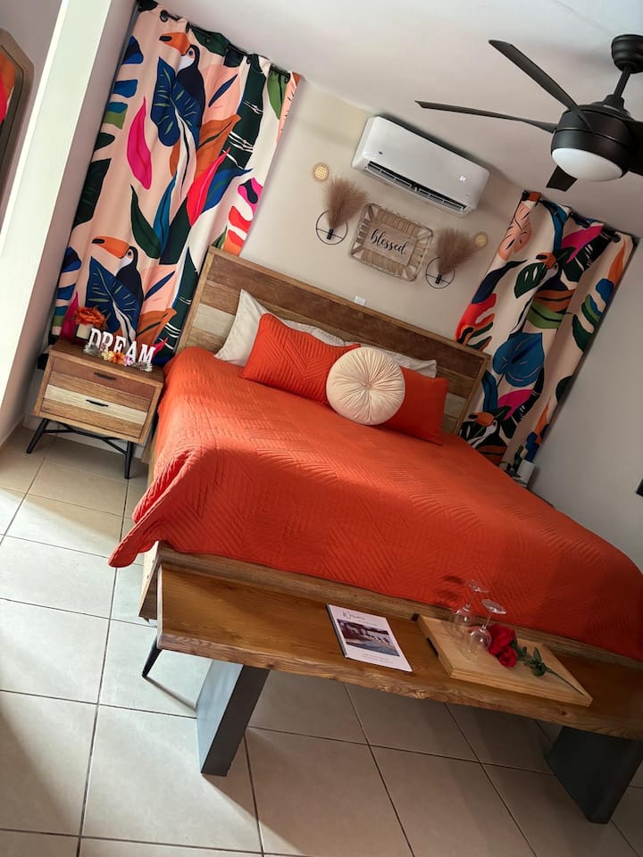 Მთავარი საძინებელი ფლიგელითა და შესასვლელი კარადით. Შესასვლელი კარადა აღჭურვილია შუშის გასრიალებული კარებით, რომლებიც პატიოს ტერიტორიაზე გადის. 