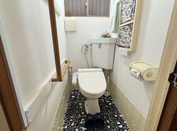 ウォシュレット付き温水洗浄便座
ウォシュレット付き温水洗浄便座