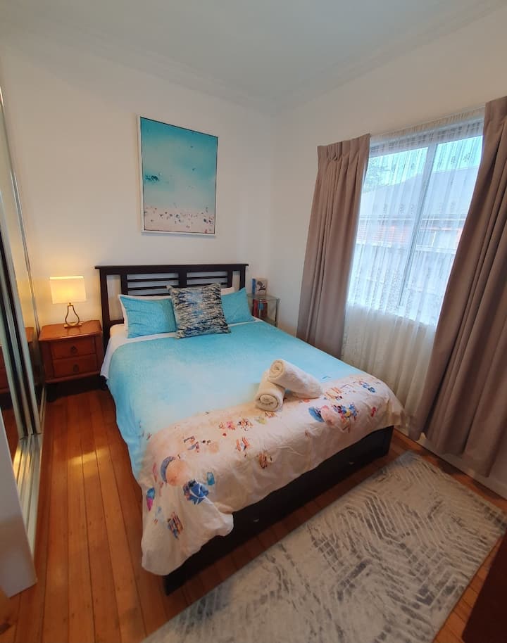 Ცალკე საძინებელი სტუმრებისთვის განკუთვნილი ფლიგელით, რომელშიც არის შესასვლელი, უსაფეხურო საშხაპე.  Სამზარეულოს სრული აღჭურვილობა მაცივრით, ინდუქციური გაზქურის ზედაპირით, კონვექციური მიკროტალღური ღუმელითა და კონდიციონერით.  Სასადილო და დასასვენებელი სივრცე კონდიცირებითა და სმარტ-ტელევიზორით.