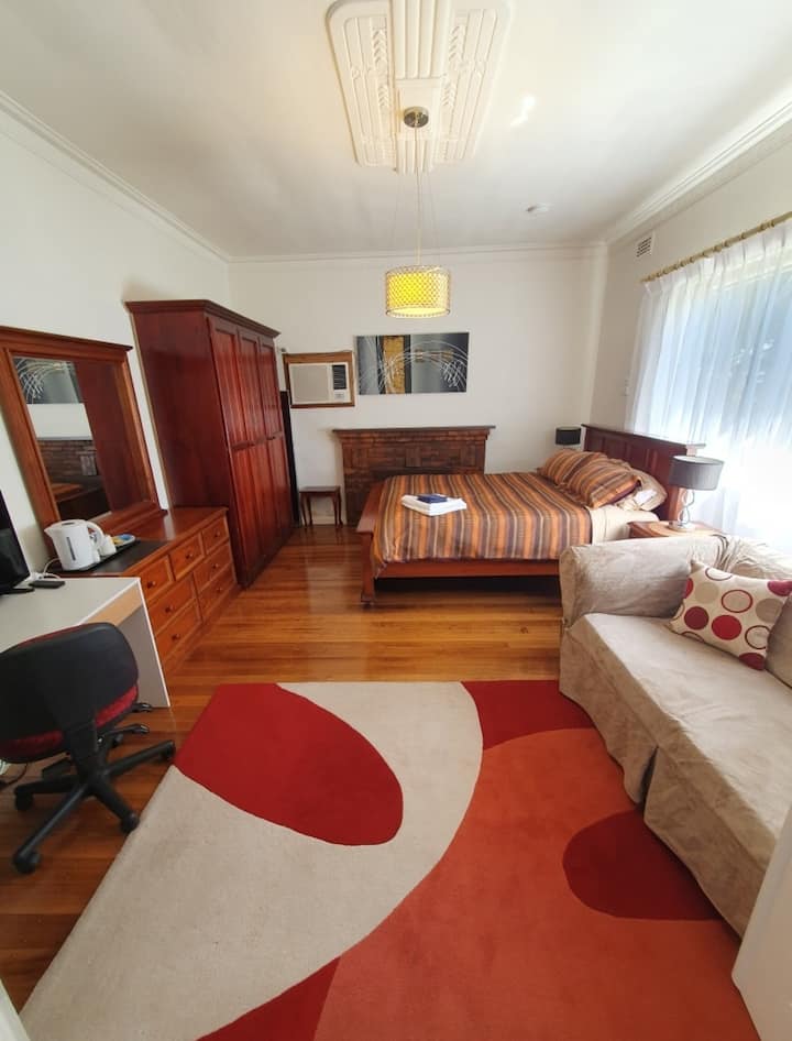 Დიდი საძინებელი Queen-ის საწოლით, შეზლონგის დასაჯდომით, სასწავლო მაგიდით და სკამით,  46"-იანი სმარტ-ტელევიზორით, ყავის მოსამზადებელი საშუალებებით, კონდიციონერით. 