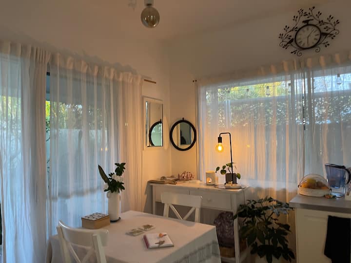 Stone Throw To Tallows-the White Cottage Byron Bay - Byron Bay