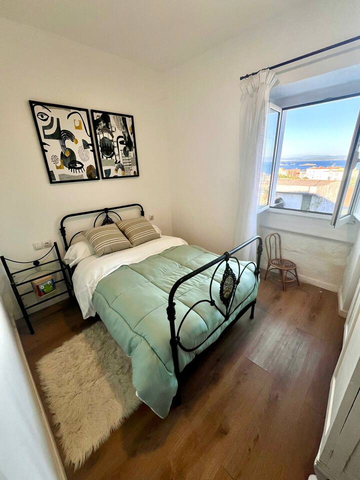 1.05 רוחב, 1.70 מיטה ארוכה עם מזרן ומזרן איכותיים שנועדו למדוד עבור מבנה הכבשן הייחודי הזה בעבודת יד ששוחזר בשנת 2024. 
  Ria view from the room 