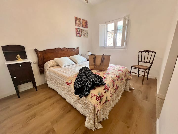 חדר עם מיטה של 1.20 וחדר הלבשה יחיד קטן, עם חלון ישיר לפרדס האחורי הן בחדר השינה והן בחדר ההלבשה. 