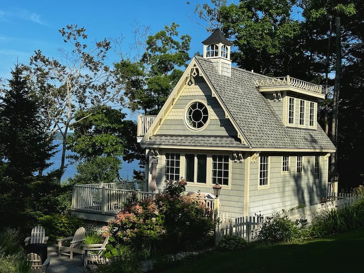 "Eagles Nest" Waterfront Cottage