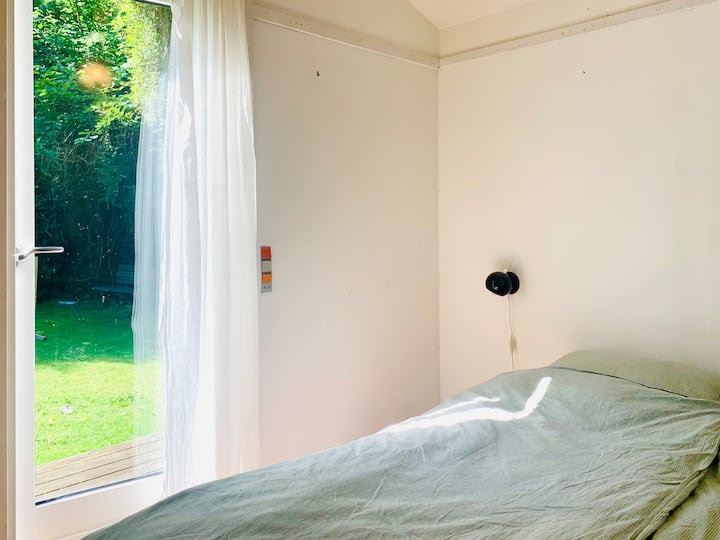 Prvá z 3 spální domu. Všetky majú naklonené stropy a prístup do záhrady.