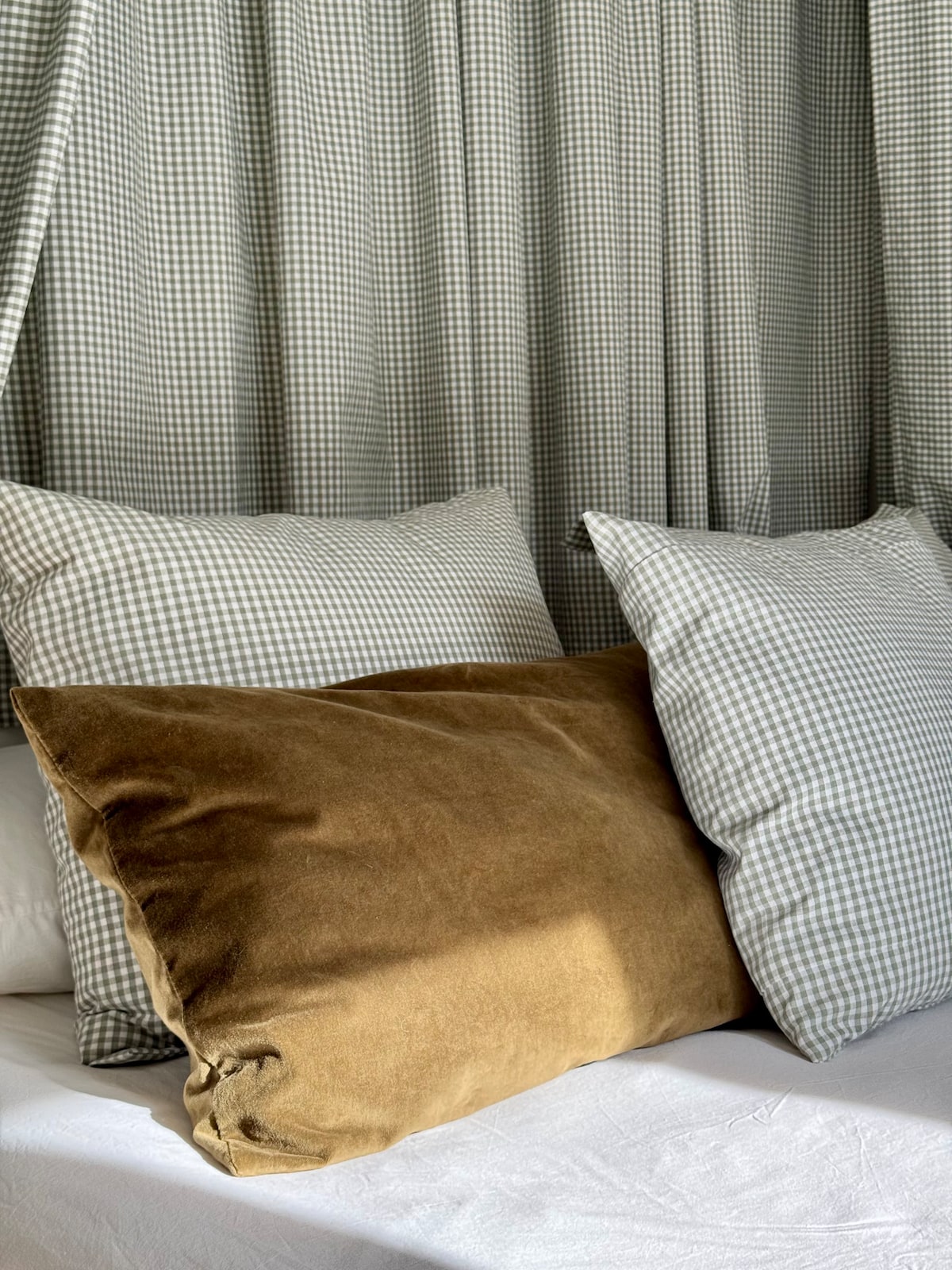 Разбудете се на село. Нашите памучни чаршафи и цврстиот душек се совршени за заслужен одмор. 