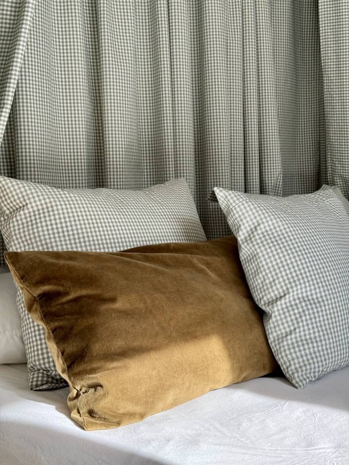 Събудете се в провинцията. Нашите памучни чаршафи и твърд матрак са идеални за заслужена почивка. 