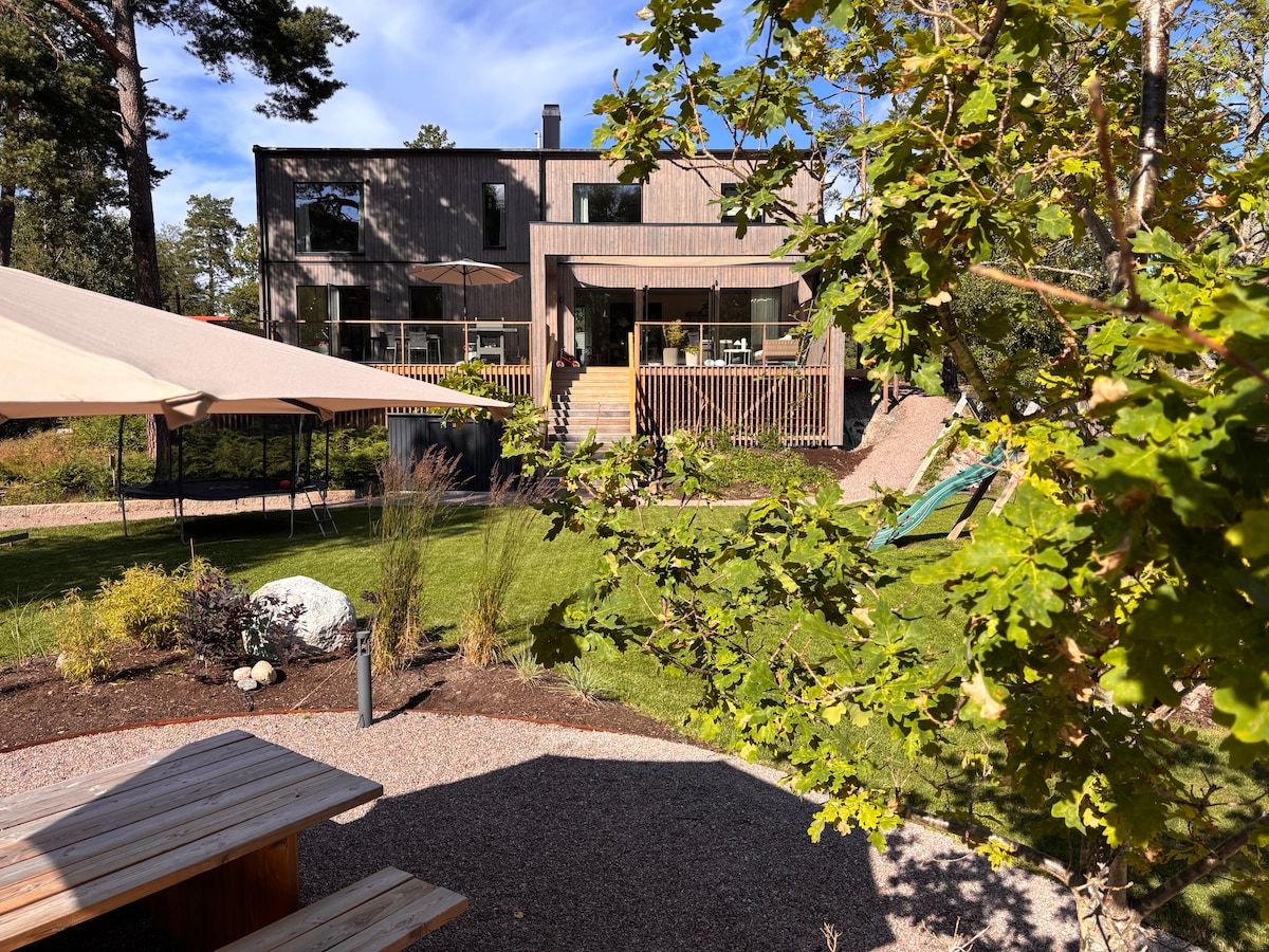 Modern and family-friendly villa - close to the beach