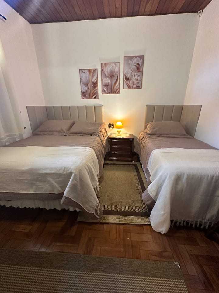 Უფრო დიდი კომფორტი თქვენს სტუმრობაში! ამ ოთახში არის 1 ორადგილიანი და 1 ერთადგილიანი საწოლი. საწოლის თეთრეულში შედის: ზეწარი, საბანი, საბანი, საბანი, საბანი, ბალიშის პირები, საწოლის ფეხთან. 