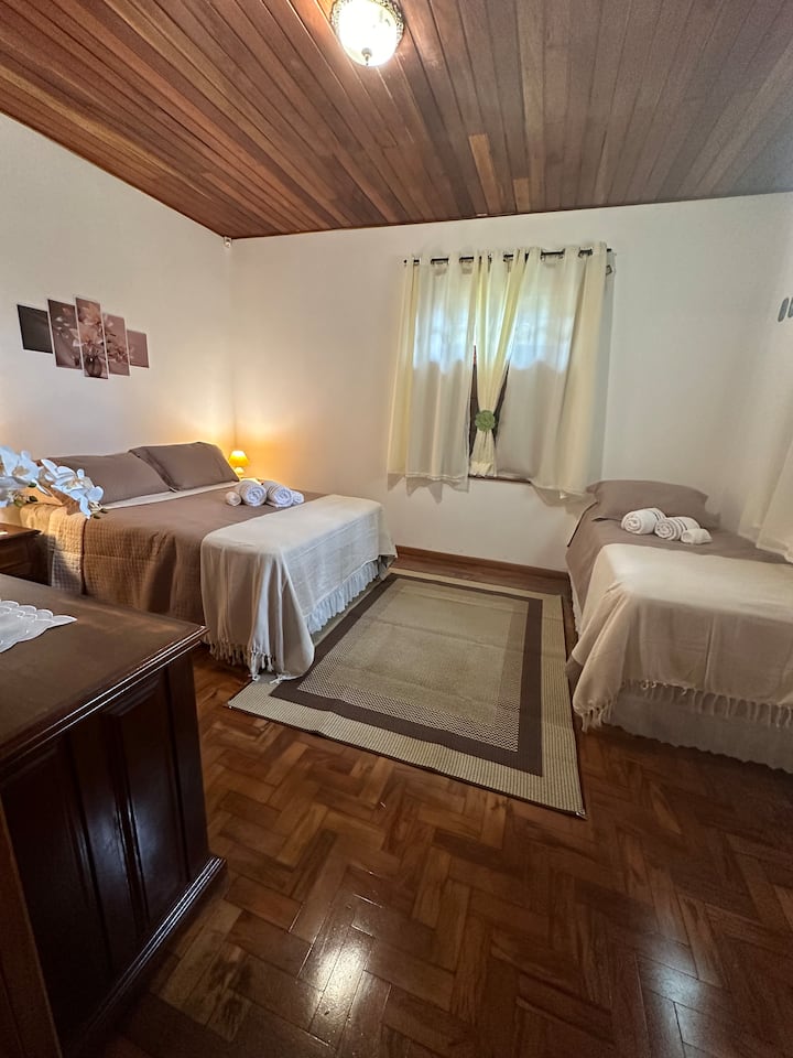 Ძალიან ფართო და კომფორტული ეს საერთო საცხოვრებელი უზრუნველყოფს სიმშვიდეს და ლამაზ და ძალიან სასიამოვნო ხედს თითქმის 70 წლის, კლასიკური და კეთილშობილი ხისგან დამზადებული ფანჯრებიდან. Რბილი საწოლები იდეალური ღამის დასვენებას გპირდებათ. შესანიშნავია 