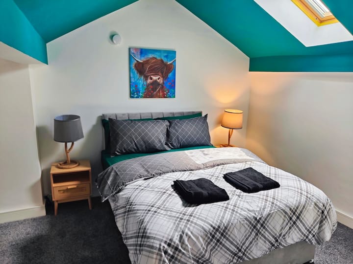 მესამე საძინებელი მეორე სართულზე, ორსაწოლიანი საწოლითა და საკუთარი სააბაზანოთი