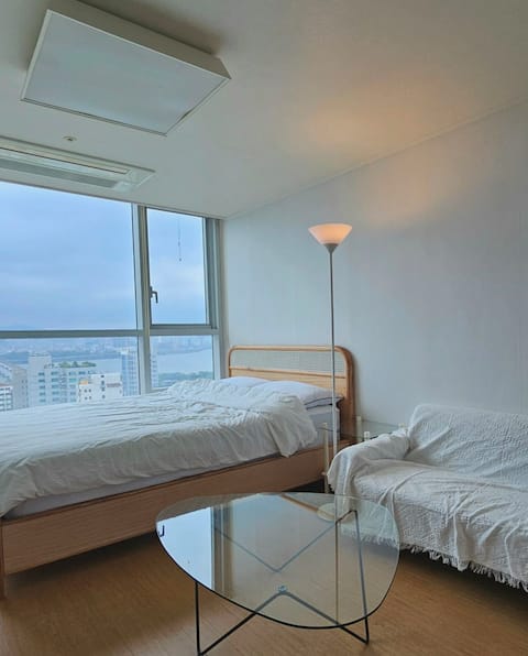 Han River View Hongdae Station 1 minute away from Dangsan Station